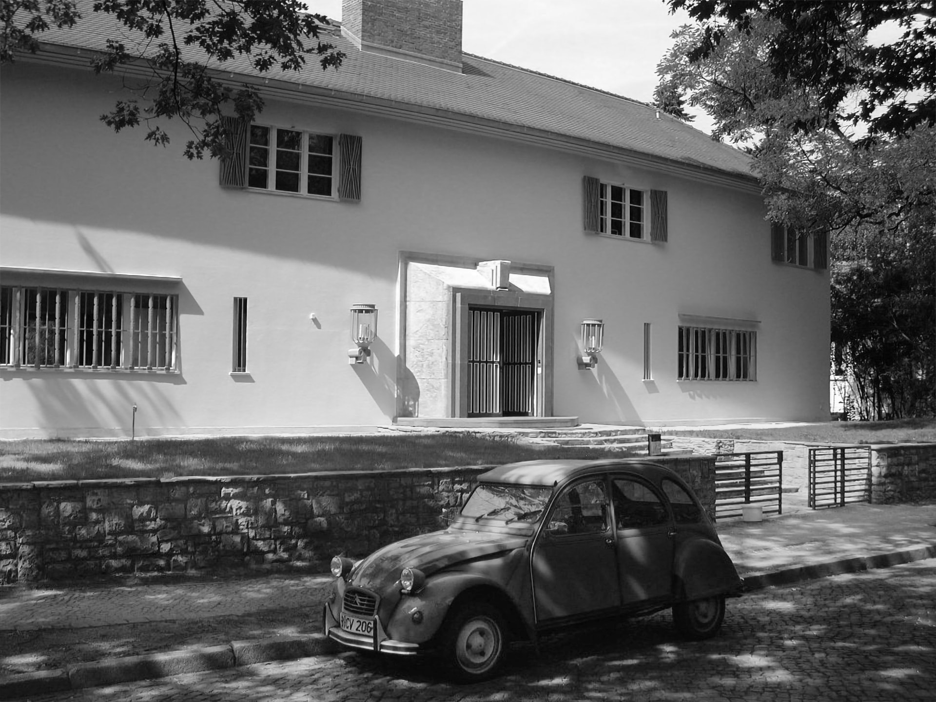 Klassizistische Fassade mit Säulen und Rundbogenfenstern in Schwarz-Weiß