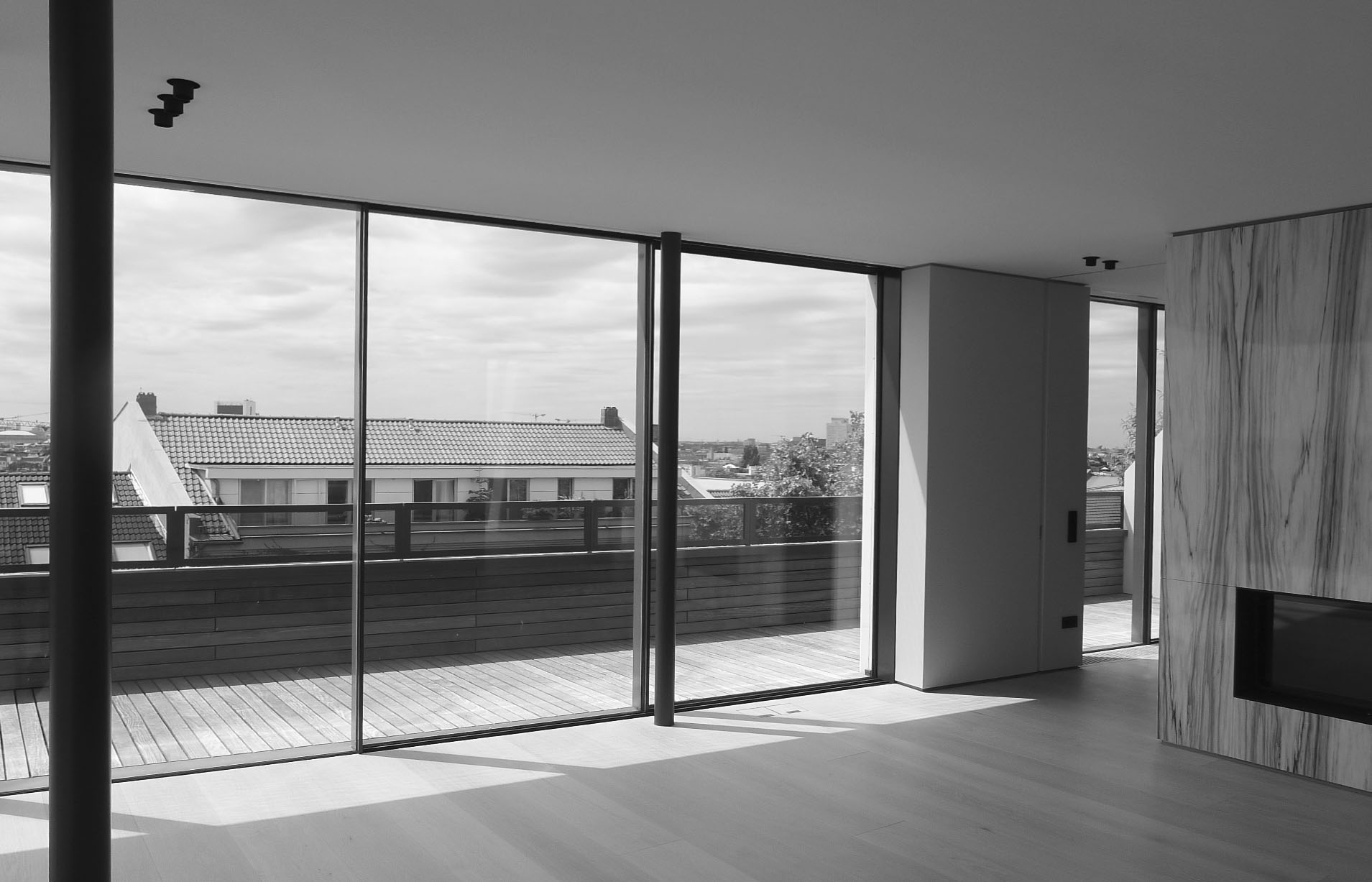 Helles Wohninterieur mit offener Dachterrasse und Blick über die Dächer
